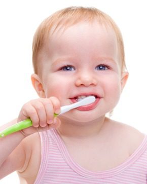 Bebé cepillándose los dientes
