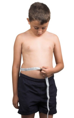 Niño pesándose