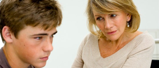 Madre dialoga con su hijo adolescente