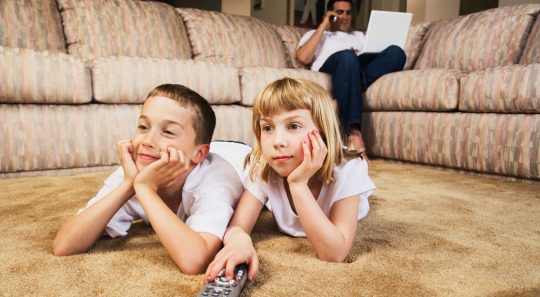 Niños frente al televisor