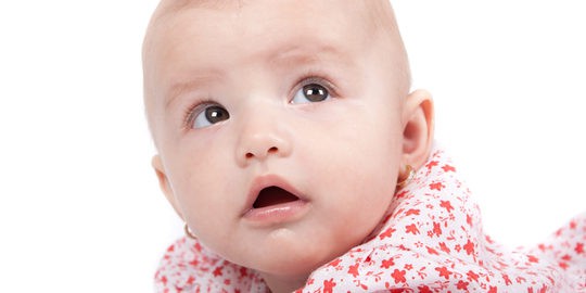 Si el bebé es niña, ¿le ponemos pendientes?