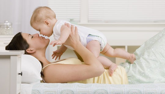 Madre soltera jugando con su hijo