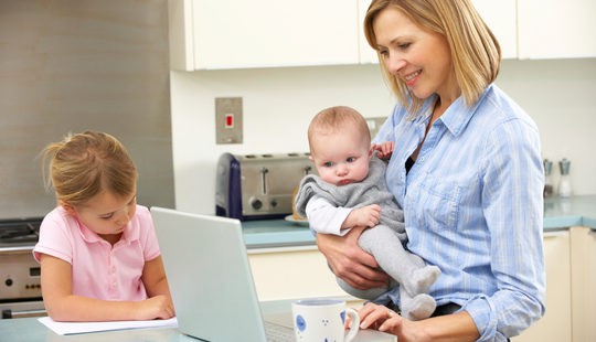 Madre soltera compaginando su vida laboral y familiar