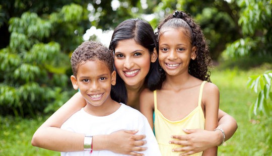 Madre junto a sus hijos adoptados
