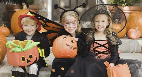 Niños con calabazas y disfraces típicos de Halloween
