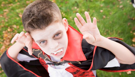 Niño disfrazado de Drácula