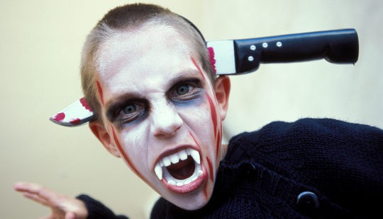 La sangre y los dientes postizos no pueden faltar en Halloween