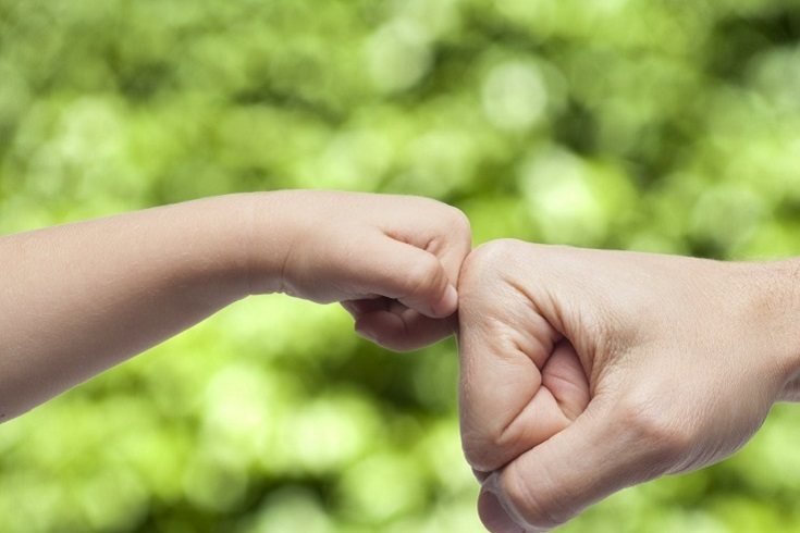 Para ayudar a un adolescente a superar sus altibajos emocionales, ayúdale a identificar sus sentimientos
