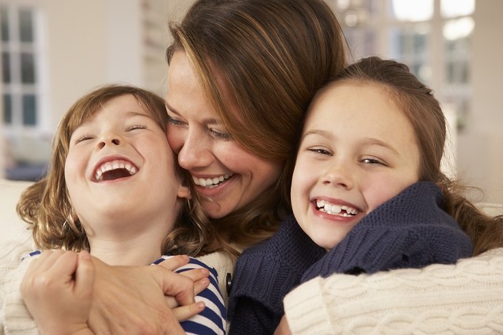 Hay beneficios físicos, mentales y emocionales de tener comidas familiares regulares