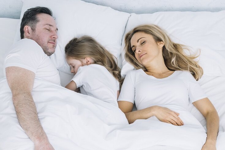 Siempre va a haber controversia sobre el hecho de si es conveniente de que los hijos duerman junto a sus padres