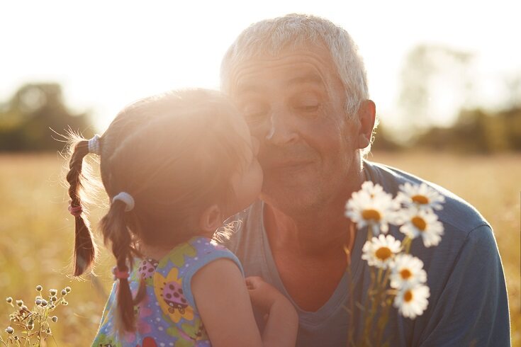 Los expertos coinciden al indicar que no puedes pedir a un niño que de un beso no sentido