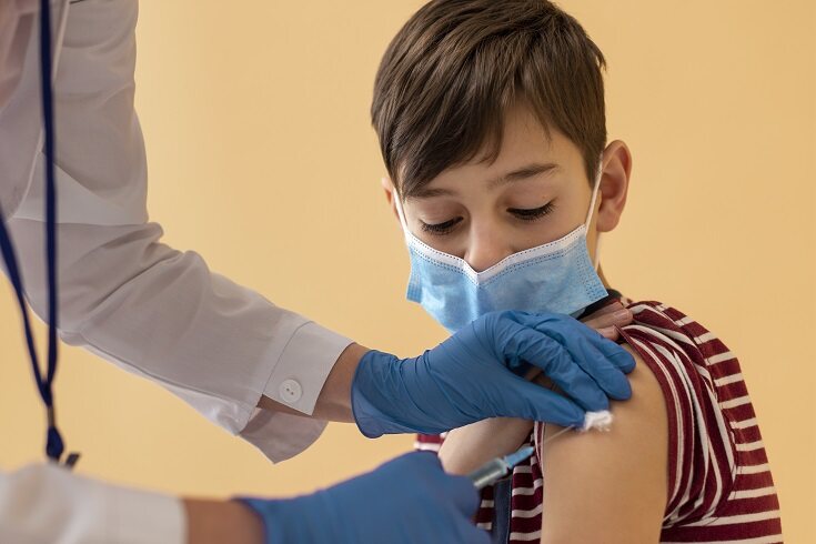 Uno de los mejores consejos a la hora de evitar el miedo a las agujas, consiste en distraer al niño
