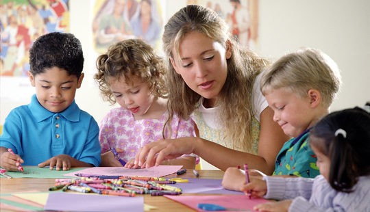 Niños pintando en la guardería