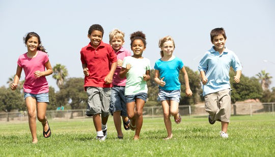 Niños jugando en el parque