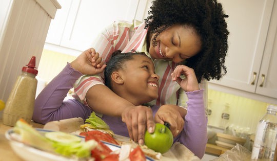 Madre e hija preparando la comida