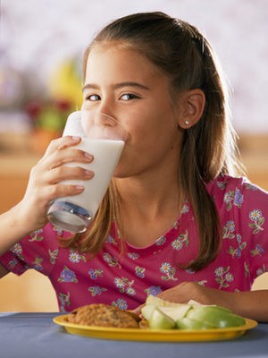 Niña merendando