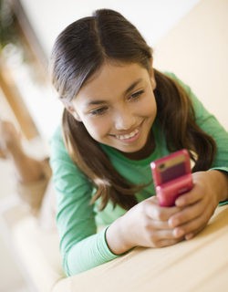 Niña escribiendo un SMS