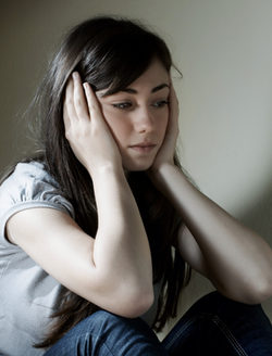 Joven escuchando voces