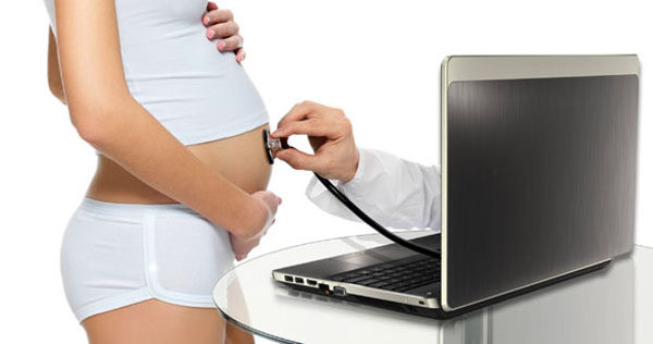 Mujer embarazada y médico
