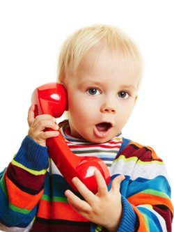 Niño de tres años hablando por teléfono