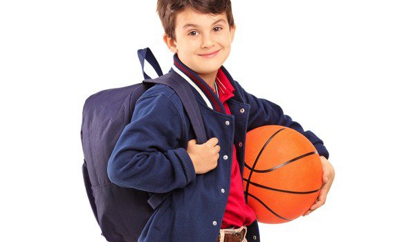 Niño con una mochila y un balón de baloncesto