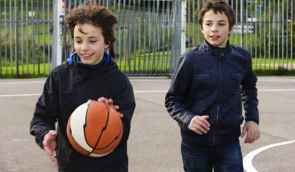 Niños jugando al baloncesto