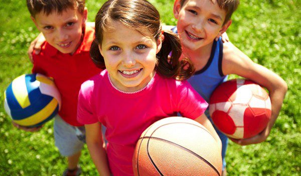 Niños con balones de baloncesto