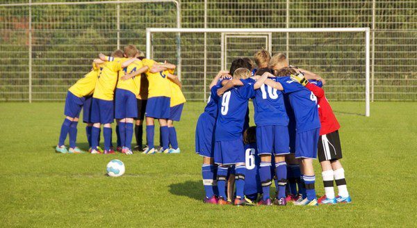 Dos equipos de niños minutos antes de comenzar el partido