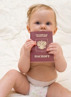 Bebé con su pasaporte
