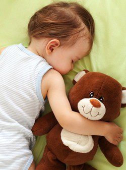 Bebé durmiendo con osito