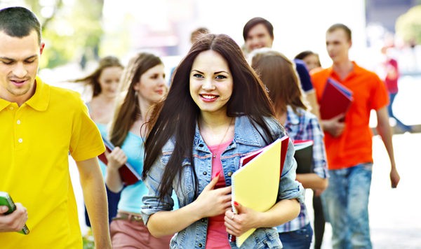 Jóvenes a la salida de los exámenes de Selectividad