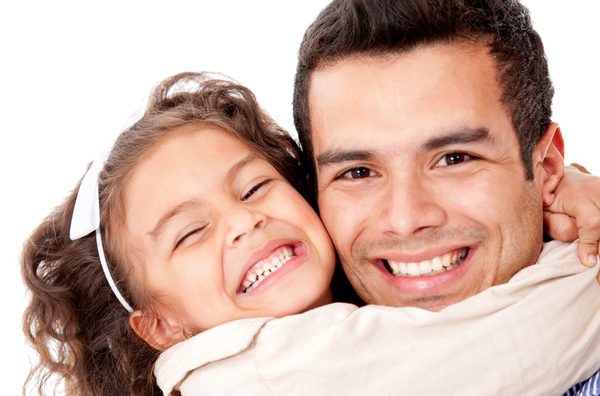 Hija abrazando a su padre