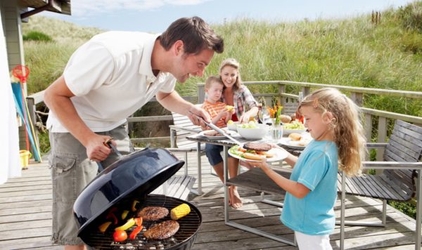 Comida familiar al aire libre para celebrar el día del padre