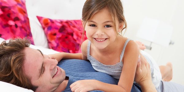 Padre e hija jugando