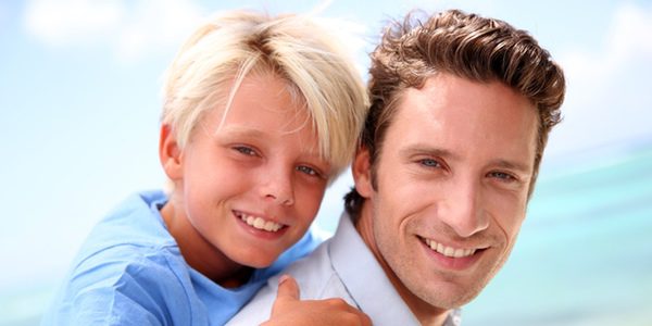 Padre e hijo abrazados