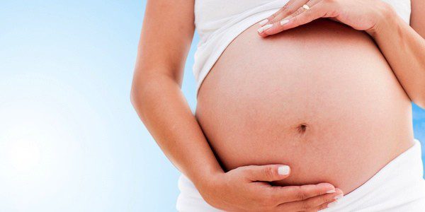 Mujer embarazada se toca la barriga