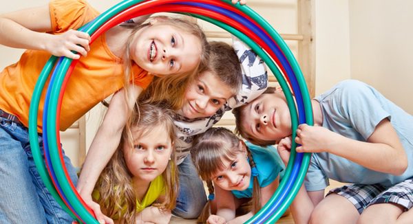 Niños en clase de gimnasia