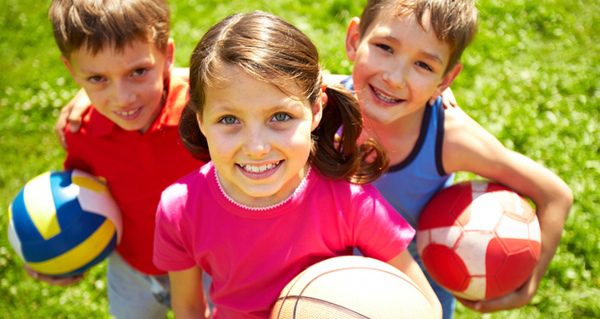 Niños practicando deporte al aire libre