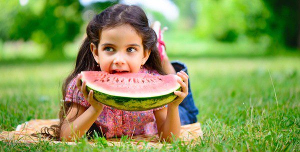 Niña comiendo sandía