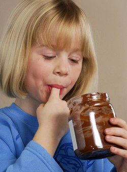 Niña comiendo chocolate