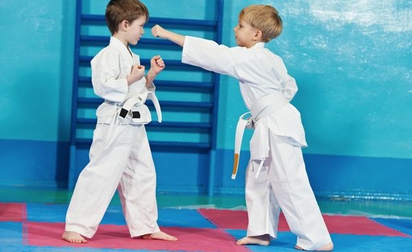 Niños practicando Kárate