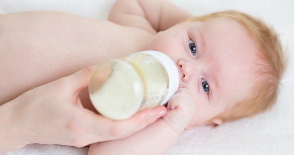 Procura que el bebé no ingiera aire con la leche