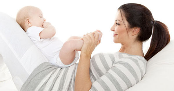Una madre juega con su hijo