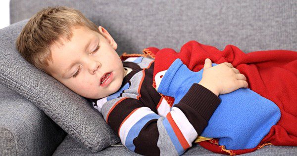 Los niños y bebés suelen respirar más por la boca, cosa que provoca tos