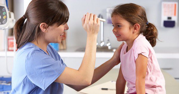 Un equipo de especialistas deberá examinar al niño
