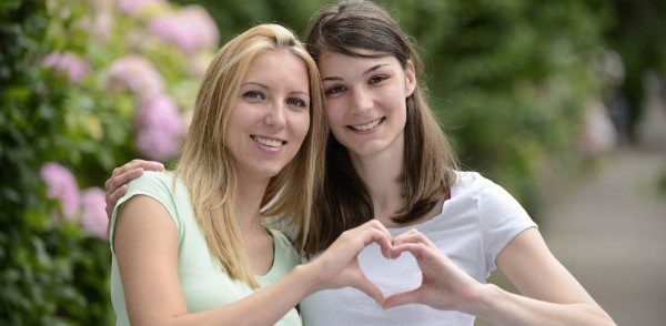 Dos jóvenes lesbianas