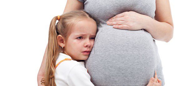 Mujer embarazada y su hija