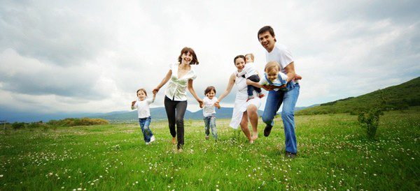Familia disfrutando de un día de campo
