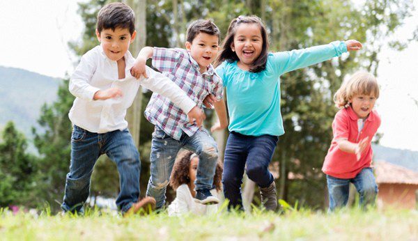 Niños jugando en un parque