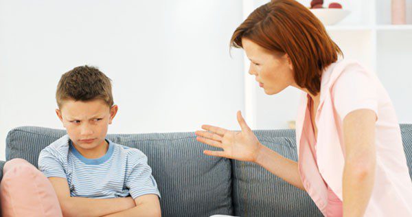 Madre discutiendo con su hijo